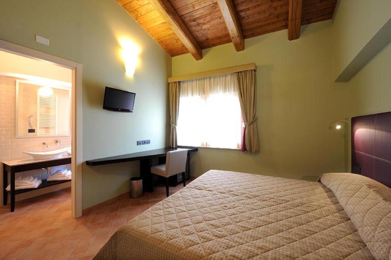 Hotel Magione Papale Relais LʼAquila Habitación foto